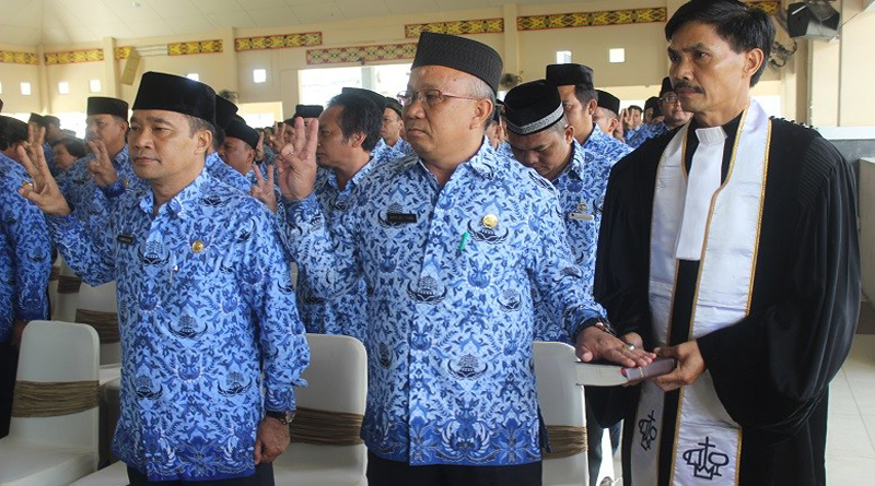 SUMPAH. Pengambilan sumpah janji jabatan pejabat eselon II, III dan IV di lingkungan Pemkab Melaw