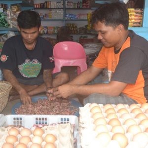 TELUR. Harga telur di tingkat pengecer yang masih tinggi, masih Rp 1700 per butir