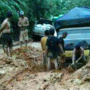 TERJEBAK. Sejumlah mobil angkutan yang terjebak di dalam kubangan lumpur di jalan Provinsi antara Sayan ke Kota Baru (1)
