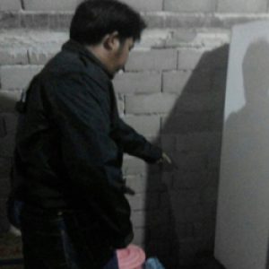 Anggota Polsek Nanga Pinoh Menunjukan lokasi korban tesetrum ketika mengambil kus=cing kesayangannya---Polsek for rakyat Kalbar