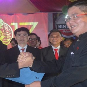 MENYERAHKAN. Edy Gunawan menyerahkan surat keputusan kepengurusan kepada Ketua DPD MABT Melawi Taufik---Dedi Irawan