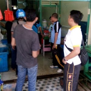 PENYITAAN. Sosis-sosis kemasan dari Malaysia yang berd didalam kotak ketika disita tim gabungan Polda dan POM----Polres For Rakyat Kalbar (1)