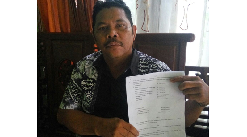 Penggawa Desa Baru, H. Yuhaidir saat menunjukan Laporan Pertanggungjawaban Desa Baru yang menurutnya banyak yang tak sesuai dengan kenyataan dilapangan---Dedi Irawan