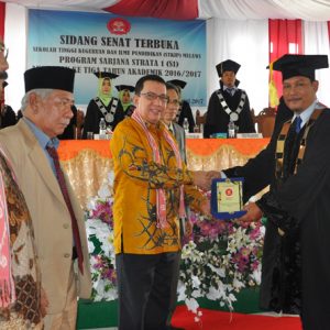 Penyerahan cendra mata dari Anggota Senat STKIP Melawi kepada Sekda Provinsi Kalbar ---Dedi Irawan