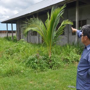 Pihak guru sekolah ketika menunjukan lokasi gedung yang miring dan nyaris ambruk---Susilo For Ralyat Kalbar