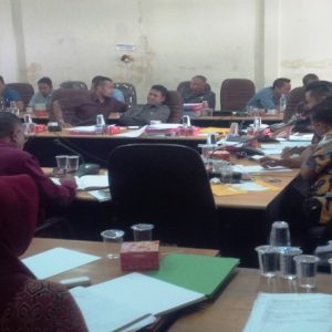 RAPAT BERSAMA. Pihak Legislatife dan Eksekutif ketika melakukan rapat bersama dengar pendapat yang dilaksanakan ruang rapat komisi DPRD Melawi---Dedi Irawan (1)