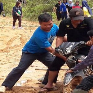 TERJATUH. Salah satu pengendara terjatuh ketika melalui jalan menuju kantor Camat Pinoh Utara---Tambi For Rakyat Kalbar (1)