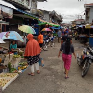 BERDAGANG. PKL yang berjualan di atas badan jalan di pasar Markasan Nanga Pinoh---Dedi Irawan