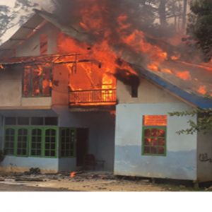 KEBAKARAN. Rumah milik dapat patrio ketika sedang terbakar---BS-PBK For Rakyat Kalbar (1)