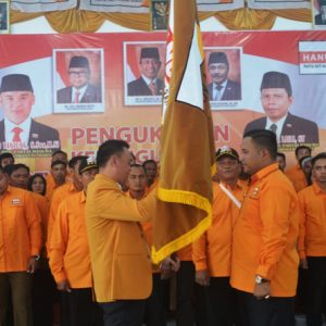 MENYERAHKAN. Ketua DPD Hanura Kalbar, Suryanto Tanjung ketika menyerahkan bendera petaka Hanura kepada Ketua DPC Hanura Melawi, Dadi Sunarya---Dedi