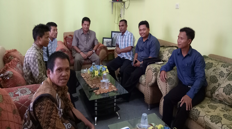 Romo Sir bersama sejumlah warga jalur Sungai Pinoh ketika mengunjungi Ketua DPRD
