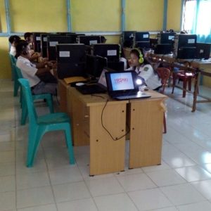SIMULASI. Peserta UNBK dari SMK Nusantara ketika melaksanakan simulasi UNBK di ruang computer SMK Nusantara Nanga Pinoh---Imelia For Rakyat Kalbar