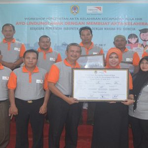 KOMITMEN. Berfoto bersama usai melaksanakan penandatangani komitmen percepaatan akta kelahiran wilayah Kecamatan Ella---WVI For Rakyat Kalbar