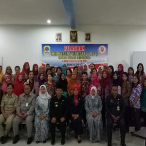MEMBUKA. Bupati Melawi, Panji saat membuka pelatihan MU Ikatan Bidan Indonesia di Hotel Cantika Nanga Pinoh---Dedi Irawan (3)