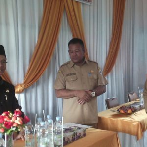 MENINJAU. Bupati Melawi bersama Kepala Disdikbud Melawi ketika melakukan peninjauan UNBK di SMK Negri 1 Nanga Pinoh---Disdik For Rakyat Kalbar
