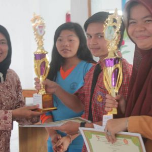 Penyerahkan piala kepada para pemenang lomba dur ulang yang dilaksanakan IMPA STKIP Melawi bersama organisasi kepemudaan, sertaa LSM