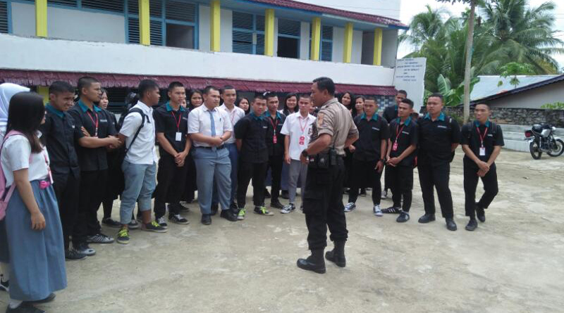 SOSIALISASI. Polsek Nanga Pinoh ketika mensosialisasikan penerimaan Polisi ke sekolah-sekolah---Polsek Nanga Pinoh Rakyat Kalbar