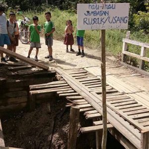 Kondisi satu jembatan di Sungai Sengkabang rusak berat perlu penanganan pemerintah secepatnya---Hermanus For Rakyat Kalbar