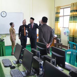 PENINJAUAN. Wakil Bupati Melawi, Dadi Sunarya bersama Keadisdikbud Melawi, Joko Wahyono ketika meninjau ruang komputer yang ada di SMP negeri 1 Nanga Pinoh---Humas For Rakyat Kalbar (2)