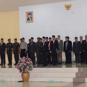Pelaksanaan upacara peringatan Hardiknas yang dilaksanakan pemkab melawi di Pendopo rumah jabatan Bupati Melawi