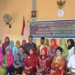 Pengurus DWP Kemenag Melawi ketika berfoto bersama Kepala Kemenag Melawi beserta staf dan tamu undangan