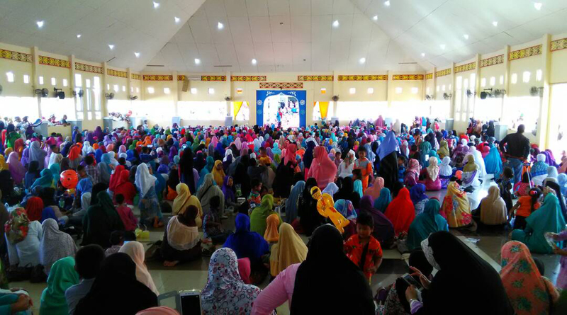 Ribuan umat muslim yang tumpah ruah membanjiri pendopor rumah jabatan Bupati Melawi---Dedi Irawan (1)