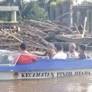 Tim dari Kemendagri saat melakukan peninjauan ke lokasi Jembatan Melawi II menggunakan speedboad bersama Pemkab Melawi---Dedi Irawan (2)