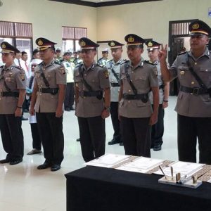 Pelepasan dan pemasangan tanda jabatan dari pejabat yang lama ke pejabat yang baru oleh Kapolres Melawi---Polres Melawi For Rakyat Kalbar (2)