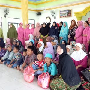 Pengurus Muslimat NU bersama PKK dan GOW berfoto dengan para kaum duafa dan anak yatim usai penyerahan membagikan bingkisan---Dedi Irawan.1