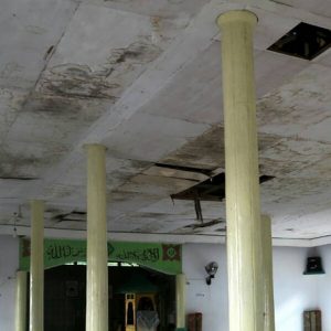 RUSAK. Plapon dek di bagian dalam masjid yang merupakan salah satu bagian yang rusak berat dan mesti segera diperbaiki---warga Fir Rakyat Kalbar