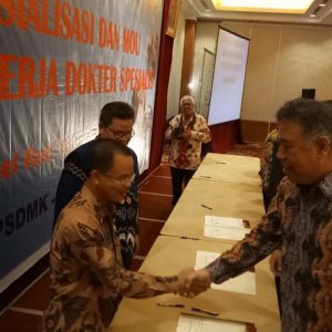 BERSALAMAN. Bupati Melawi bersalaman dengan pihak Kemenkes usai melakukan penandatanganan MoU tambahan tenaga dokter spesialis---Sien For Rakyat Kalbar