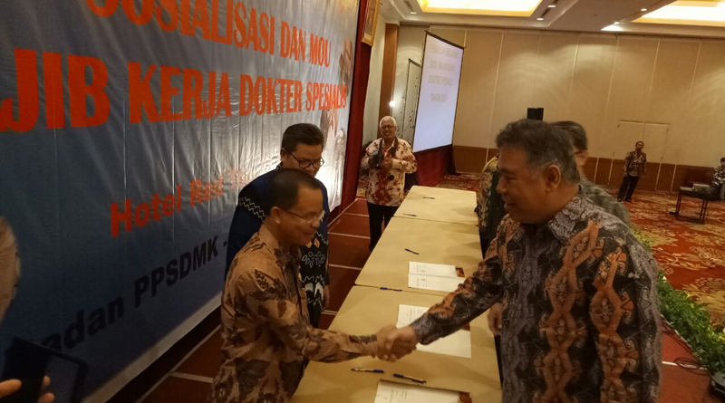 BERSALAMAN. Bupati Melawi bersalaman dengan pihak Kemenkes usai melakukan penandatanganan MoU tambahan tenaga dokter spesialis---Sien For Rakyat Kalbar