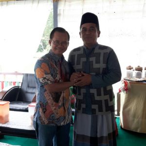 Bupati Melawi bersalaman ketika berkunjung ke rumah Sukarman Budat----Warga For Rakyat Kalbar (1)