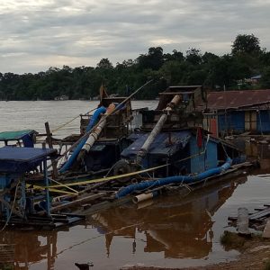 Dua set lanting beserta mesin dan peralatan PETI lainnya yang dimankan Polres Melawi di Dusun Tanjung Niaga---Dedi Irawan (1)
