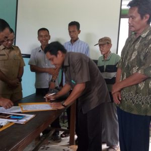 KESEPAKATAN. Kepala desa Kompas raya, Saharman didampingi sejumlah tokoh masyarakat menandatangani kesepaakatan bahwa lahan disekitar jembatan Melawi II tidak ada masalah---Dedi Irawan (2)