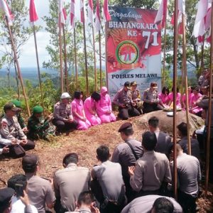 Kapolres Melawi ketika berdoa bersama dipuncak Bukit Matuk Desa {emuar kecamatan Belimbing---Polres For Rakyat Kalbar (1)