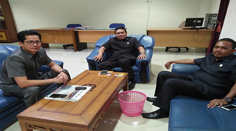 Ketua-Komisi-C-DPRD-Sintang-Herimaturida-Didampingi-Dua-Anggotanya