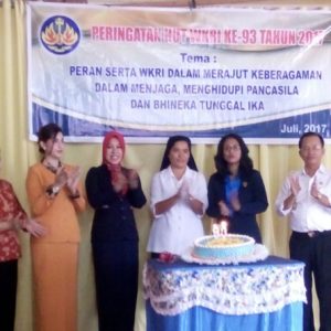 Ketua WKRI didampingi Bupati, Sekda, Ketua PKK, Ketua GOW Melawi, saat peniupan lilin peringatan HUT WKRI ke 93 yang dilaksanakan di gedung MABT Melawi---Dedi Irawan (2)