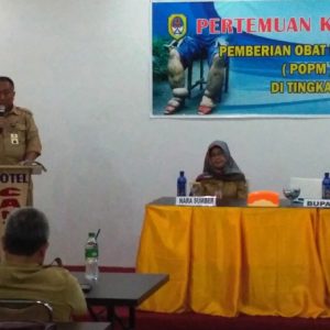 MEMBUKA. Sekretaris Daerah (Sekda) Melawi ketika membuka kegiatan pertemuan koordinasi POPM Filariasis Tingkat kabupaten di salah satu aula Hotel di Melawi---Dedi Irawan