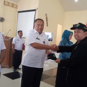Penyerahan Cindera mata berupa topi IKIP PGRI Pontianak dari Rektor IKIP PGRI Pontianak kepada Sekda---Dedi Irawan