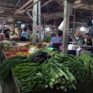 SAYUR. Pedagang sayur-sayuran di pasarMarkasan yang menanti pembelinya yang semakin hari semakin sepi, terlebih saat in