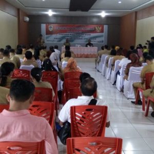 SOSIALISASI. Kegiatan sosialisasi Permendagri nomor 33tahun 2017, tentang pedoman penyusunan APBD di aula salah satu café di nanga Pinoh---Dedi Irawan (1)