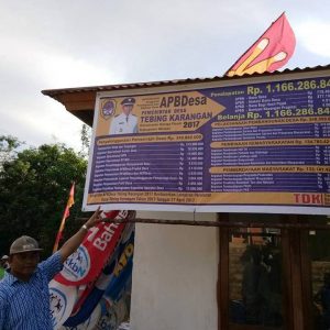 Camat Nanga Pinoh, Daniel ketika menunjukan baliho APBDes Tebing kerangan, sebagai wujud transparansi penggunaan dana desa