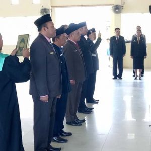 Lima pejabat hasil lelang jabatan yang dilantik Bupati Melawi ketika diambil sumpah dan jabatannya---Dedi Irawan