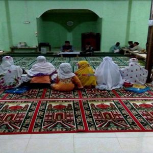 Para santri di Pondok Pesantren Bustanul Quran ketika menyetor hafalan al Quran kepada Pengasun Yayasan Pesantren