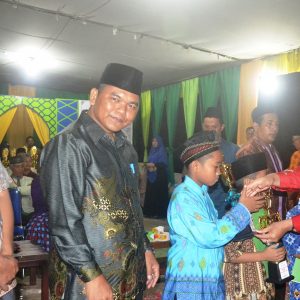 Penyerahan pila kepada para juaara di ajang MTQ ke VI Tingkat Kecamatan Nanga Pinoh---Dedi Irawan
