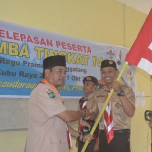 Ketua Kwarcab Melawi, Abang Tajudin, ketika Penyerahan Bendera kepada peserta LT IV yang akan berangkat ke Kubu Raya