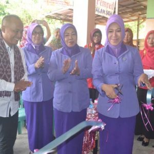 Ketua TP PKK Kabupaten Melawi memotong pita pada acara launching Rumah Tunggu Kelahiran (RTK) Sayang Ibu Kecamatan Nanga Pinoh