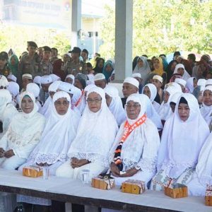 Para Jamaah haji Melawi yang disambut di terminal bus desa sidomulyo---Dedi Irawan