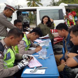 Petugas ketika menilang pengendara yang tidak membawa kelengkapan kendaraannya---Dedi Irawan